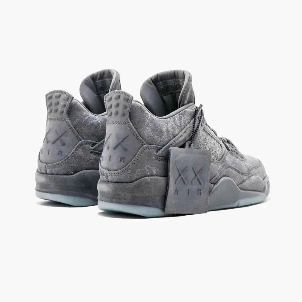 Tênis Air Jordan 4 x KAWS Cool Grey