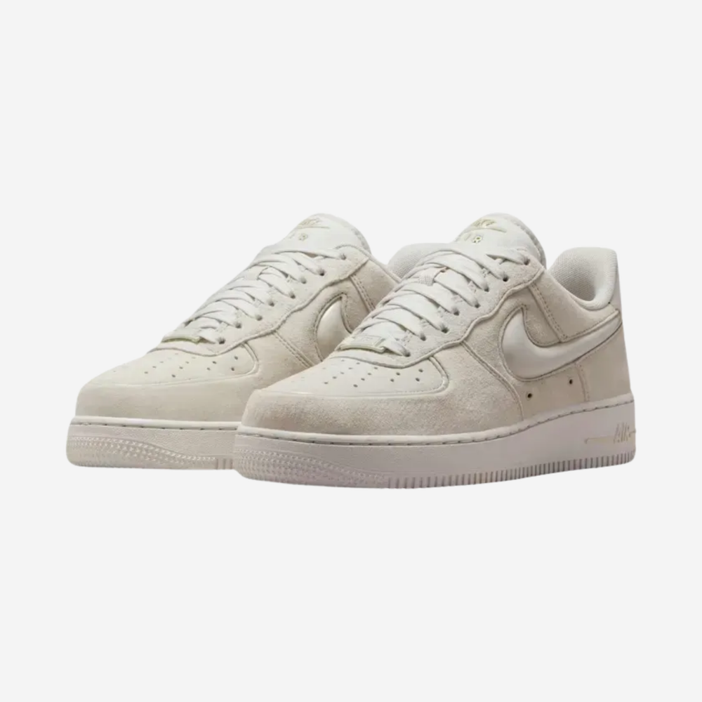 Tênis Nike Air Force 1 Suede Glossy Light Bone
